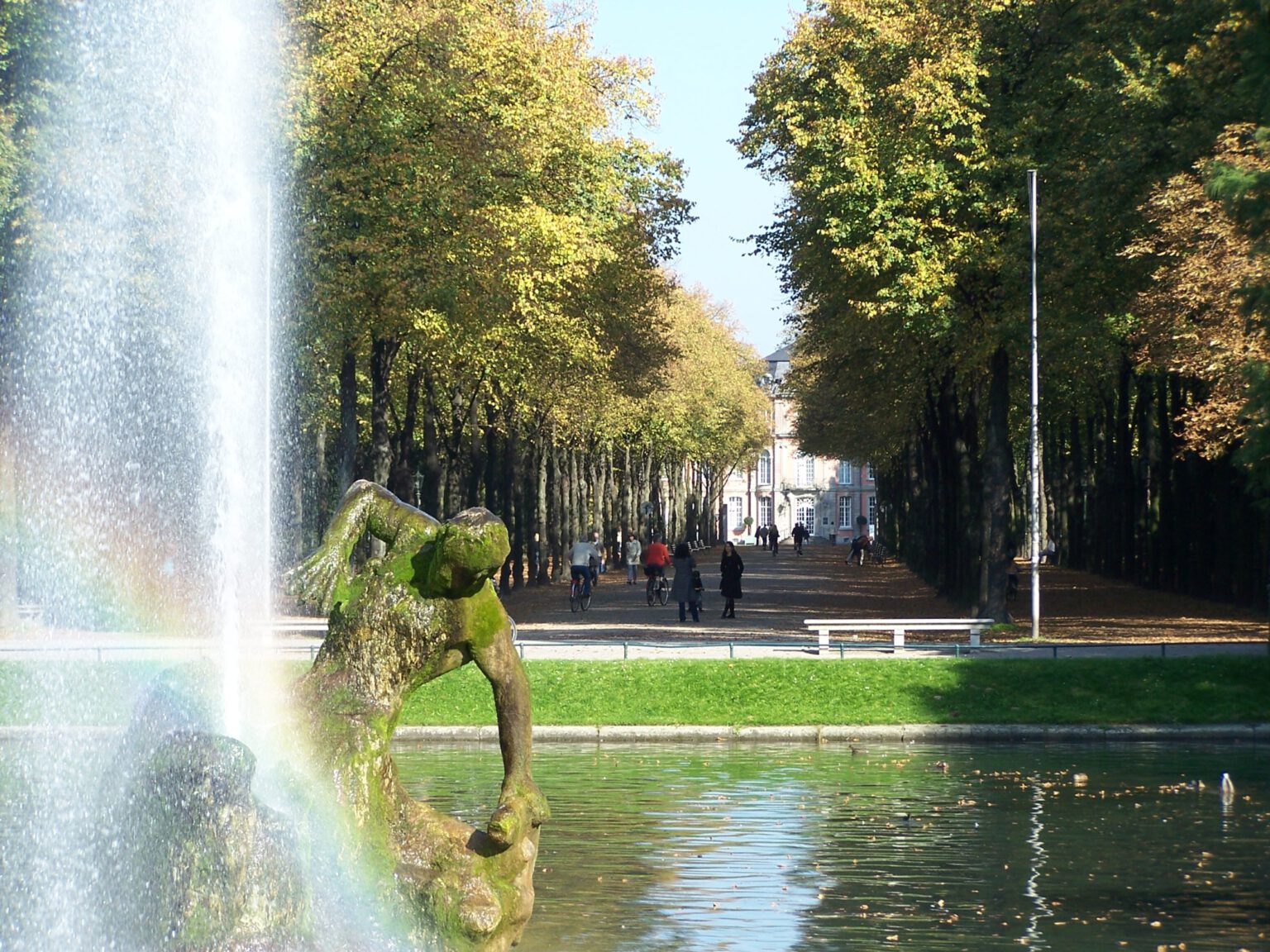 Brunnen und historische Baumallee im Düsseldorfer Hofgarten mit Blick Richtung Jägerhof nahe dem Hotel The Wellem