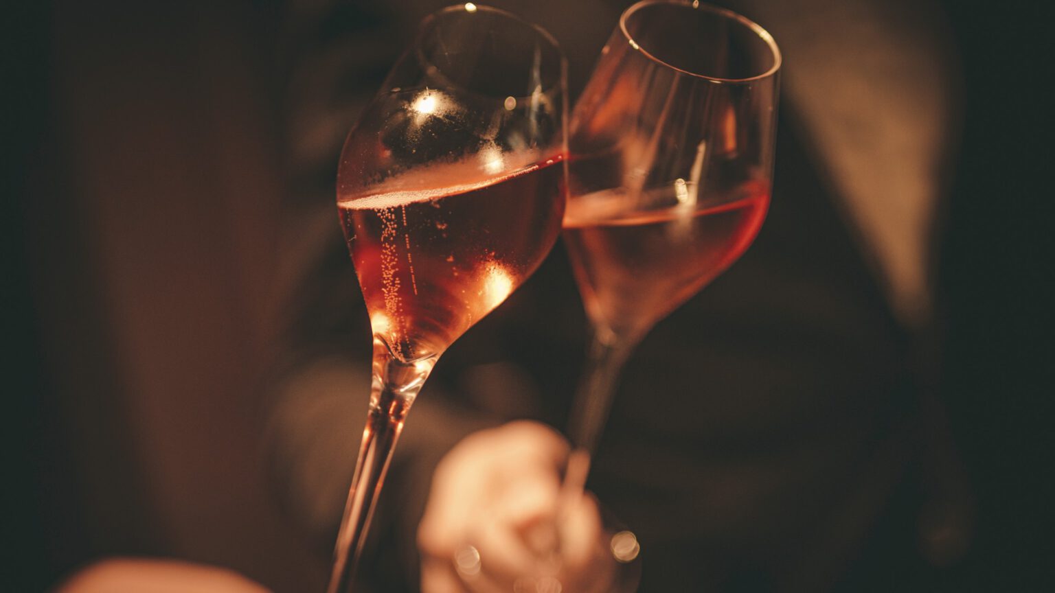 Zwei Gläser Rosé-Champagner im stilvollen Ambiente des Franks Club im Andreas Quartier Düsseldorf, Teil des exklusiven Lifestyle-Angebots des Hotel The Wellem.