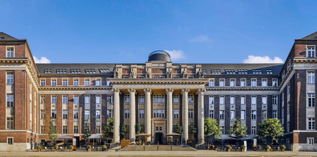 Historische Fassade des Luxus Hotel The Wellem im Düsseldorf