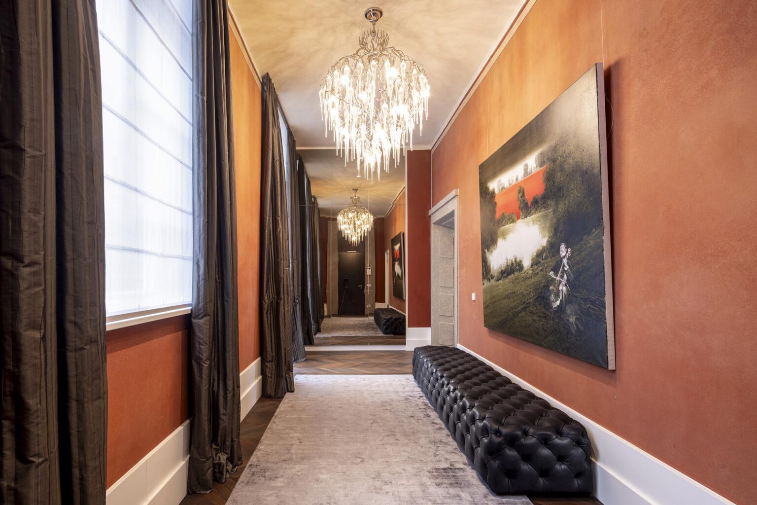 Luxuriöser Eingangsbereich mit Kunstwerken und Kronleuchtern in der Castle Präsidentensuite im Hotel THE WELLEM Düsseldorf