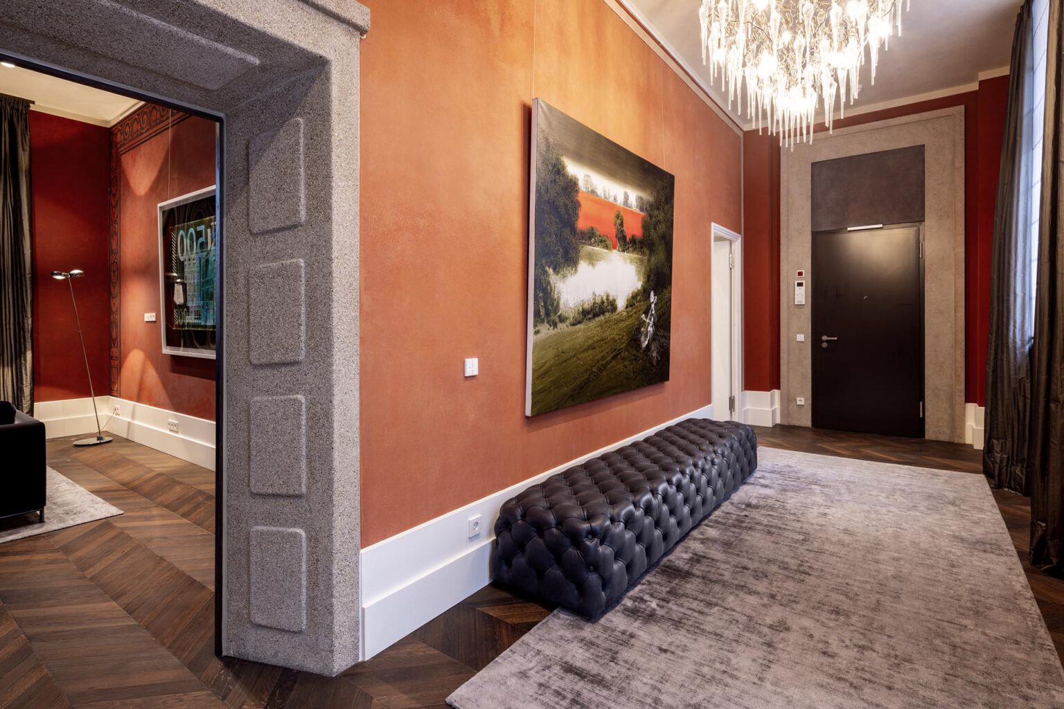 Luxuriöser Eingangsbereich mit Kunstwerken in der Castle Präsidentensuite im Hotel THE WELLEM Düsseldorf