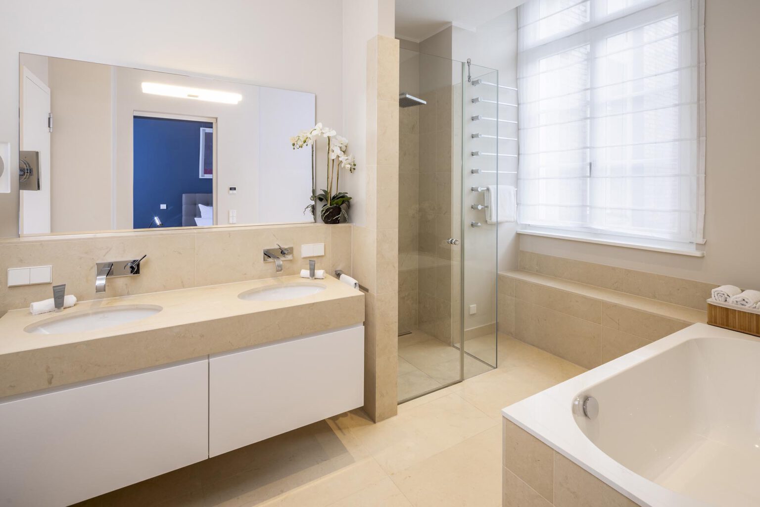 Luxuriöses Badezimmer in der Castle Präsidentensuite im Hotel THE WELLEM Düsseldorf