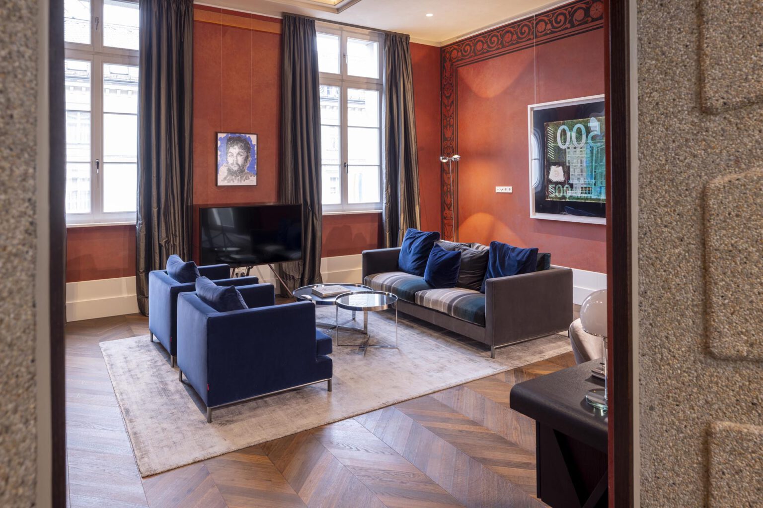 Luxuriöses Wohnzimmer mit Kunstwerken in der Castle Präsidentensuite im Hotel THE WELLEM Düsseldorf