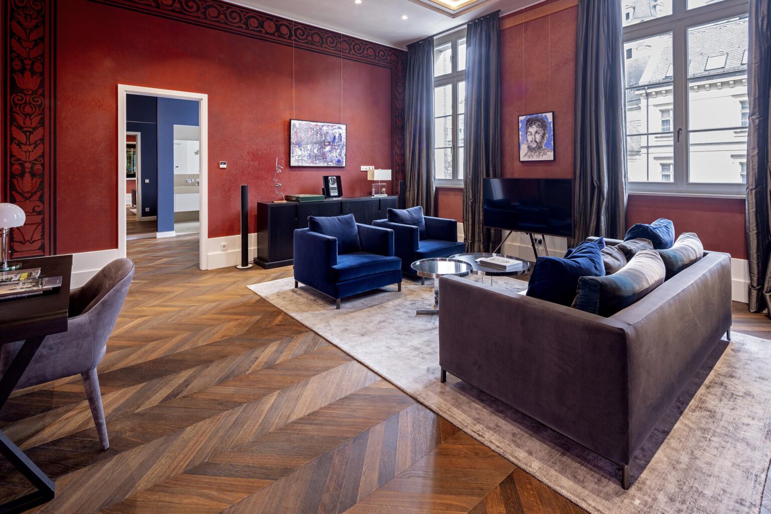 Luxuriöses Wohnzimmer mit Kunstwerken in der Castle Präsidentensuite im Hotel THE WELLEM Düsseldorf