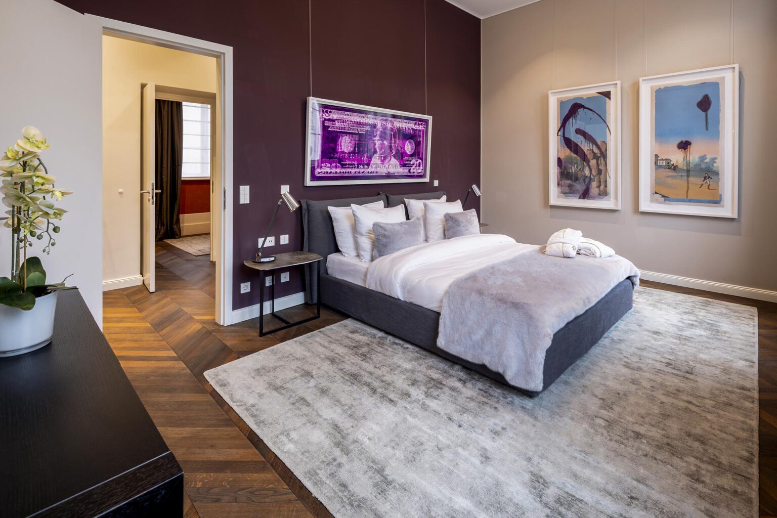 Luxuriöses Schlafzimmer mit Kunstwerken in der Castle Präsidentensuite im Hotel THE WELLEM Düsseldorf