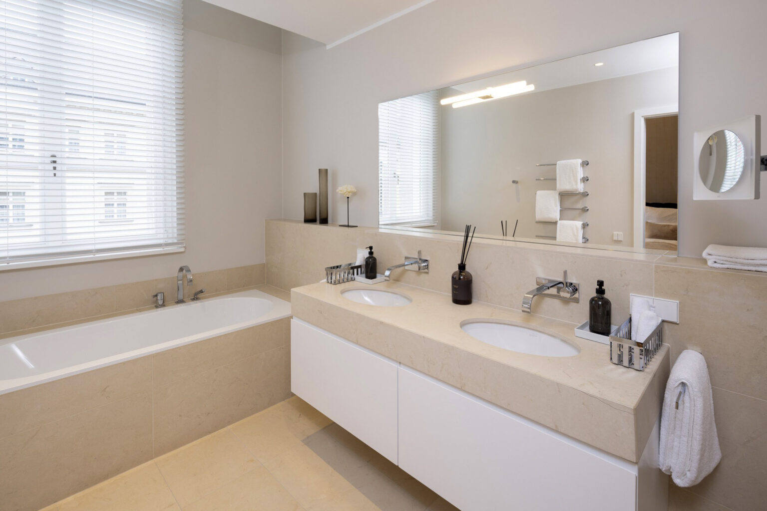 Luxurious bathroom in the Heritage Presidential Suite at THE WELLEM Hotel Düsseldorf