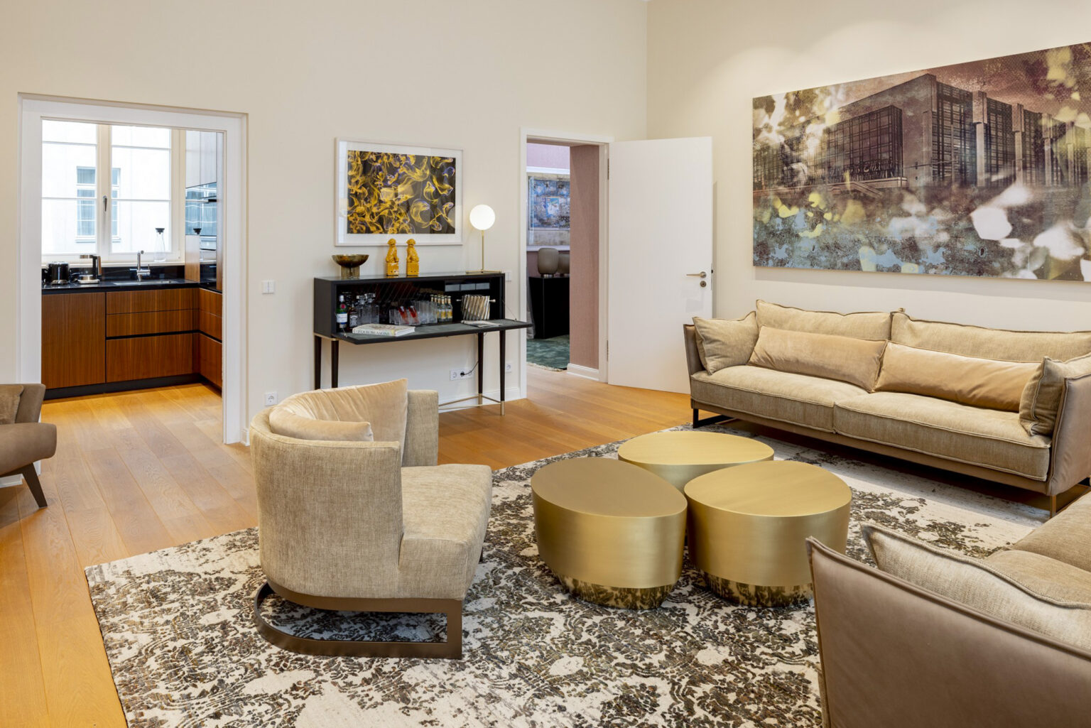 Luxuriöses Wohnzimmer mit Kunstwerken in der Heritage Präsidentensuite im Hotel THE WELLEM Düsseldorf