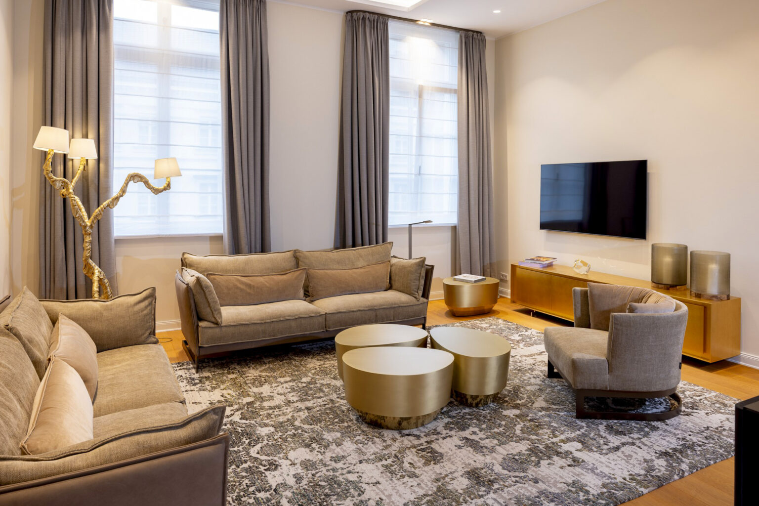 Luxurious living room of the Heritage Presidential Suite at THE WELLEM Hotel Düsseldorf