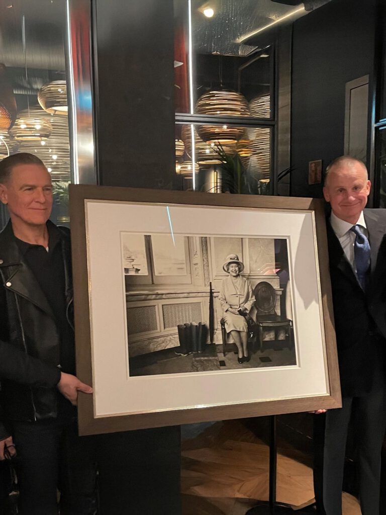 Bryan Adams with his picture Lizzy at Hotel THE WELLEM Düsseldorf