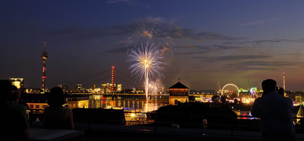 Feuerwerk am Rhein vom Hotel THE WELLEM Düsseldorf