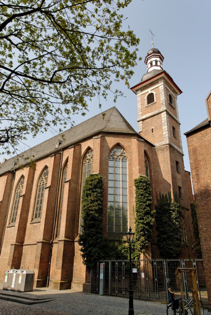 Die Kreuzherrenkirche in Düsseldorf am Hotel THE WELLEM