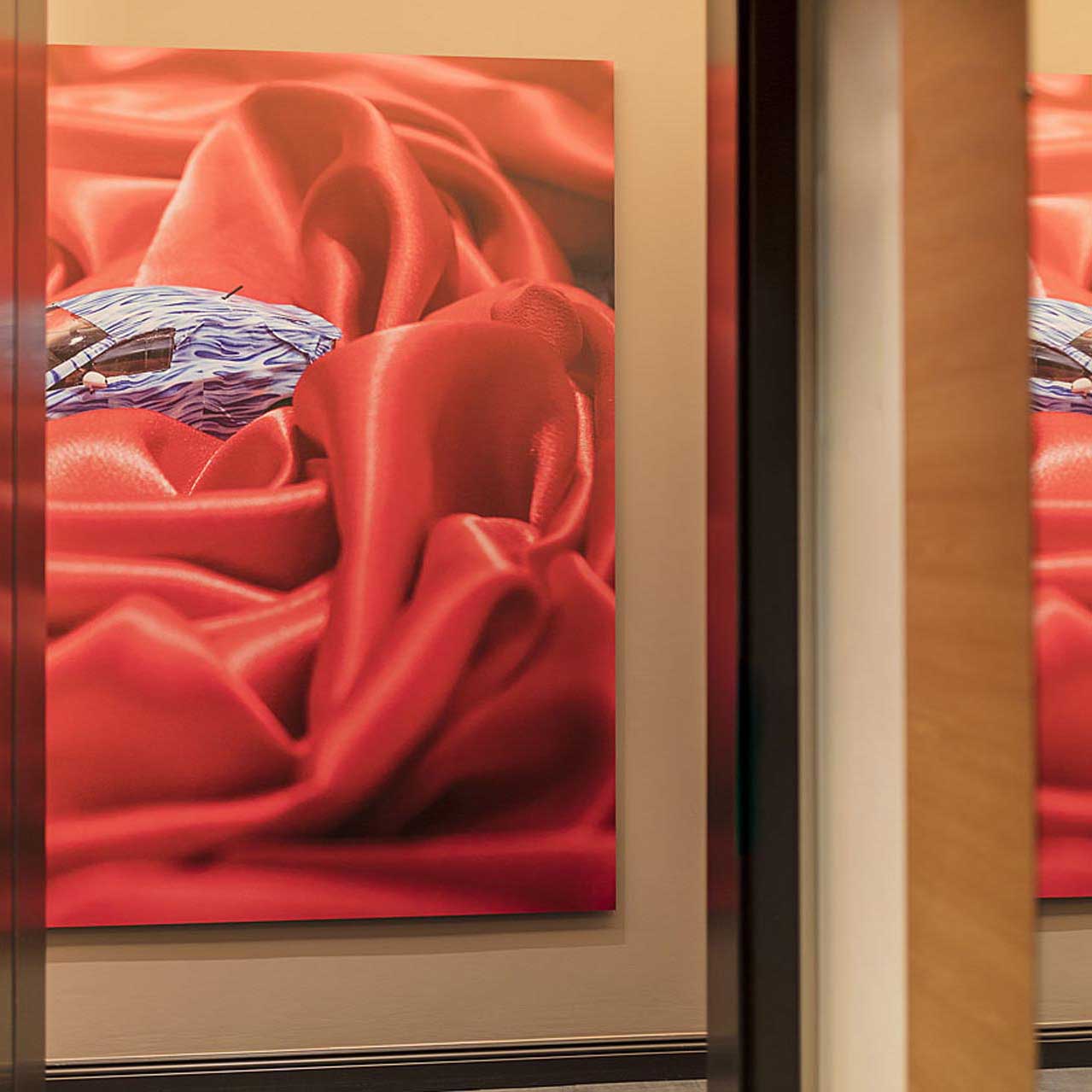 Kunstwerke von HA Schult im Zimmer des Luxushotels The Wellem in Düsseldorf