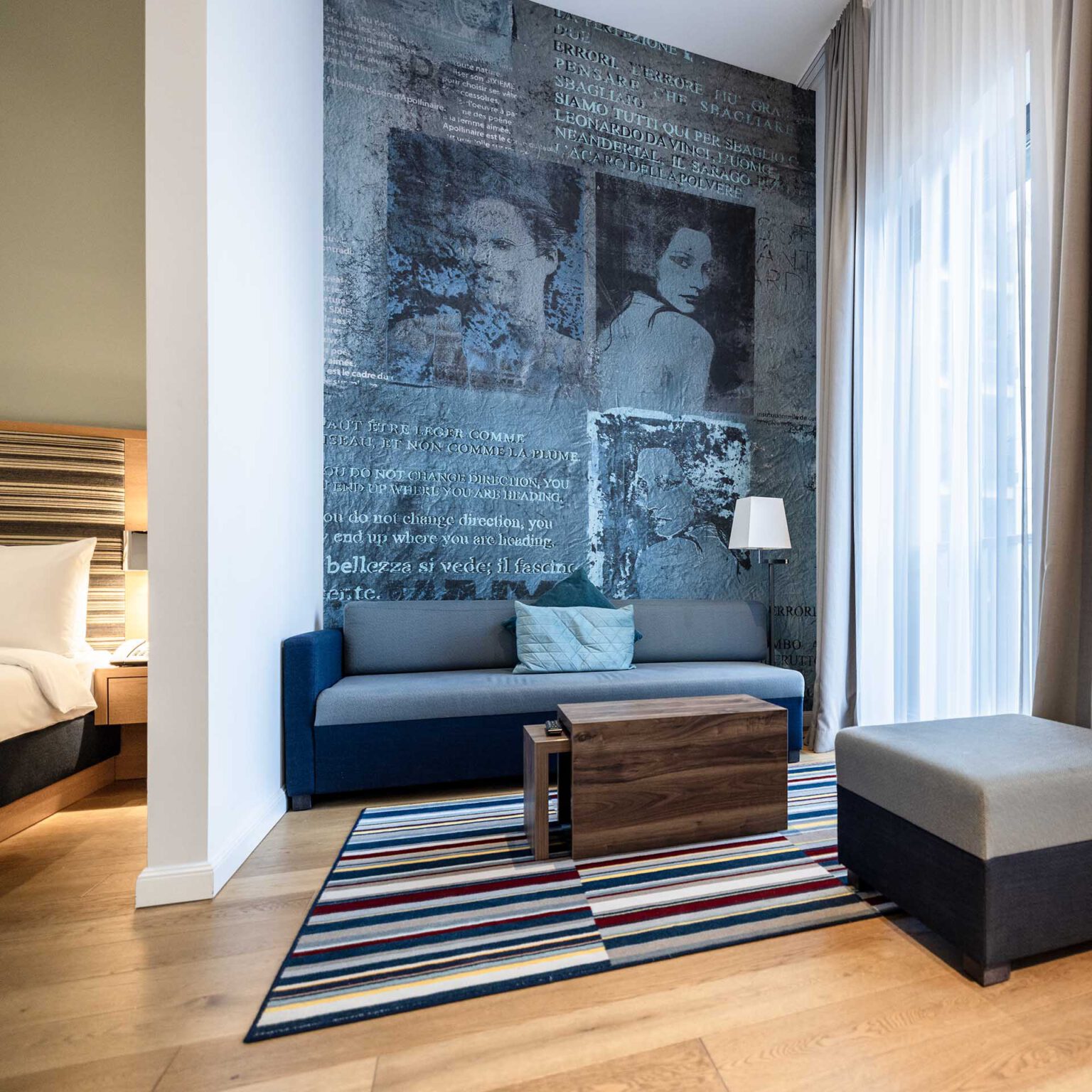 Kunstvoll ausgestattetes Zimmer des Luxushotels The Wellem in Düsseldorf