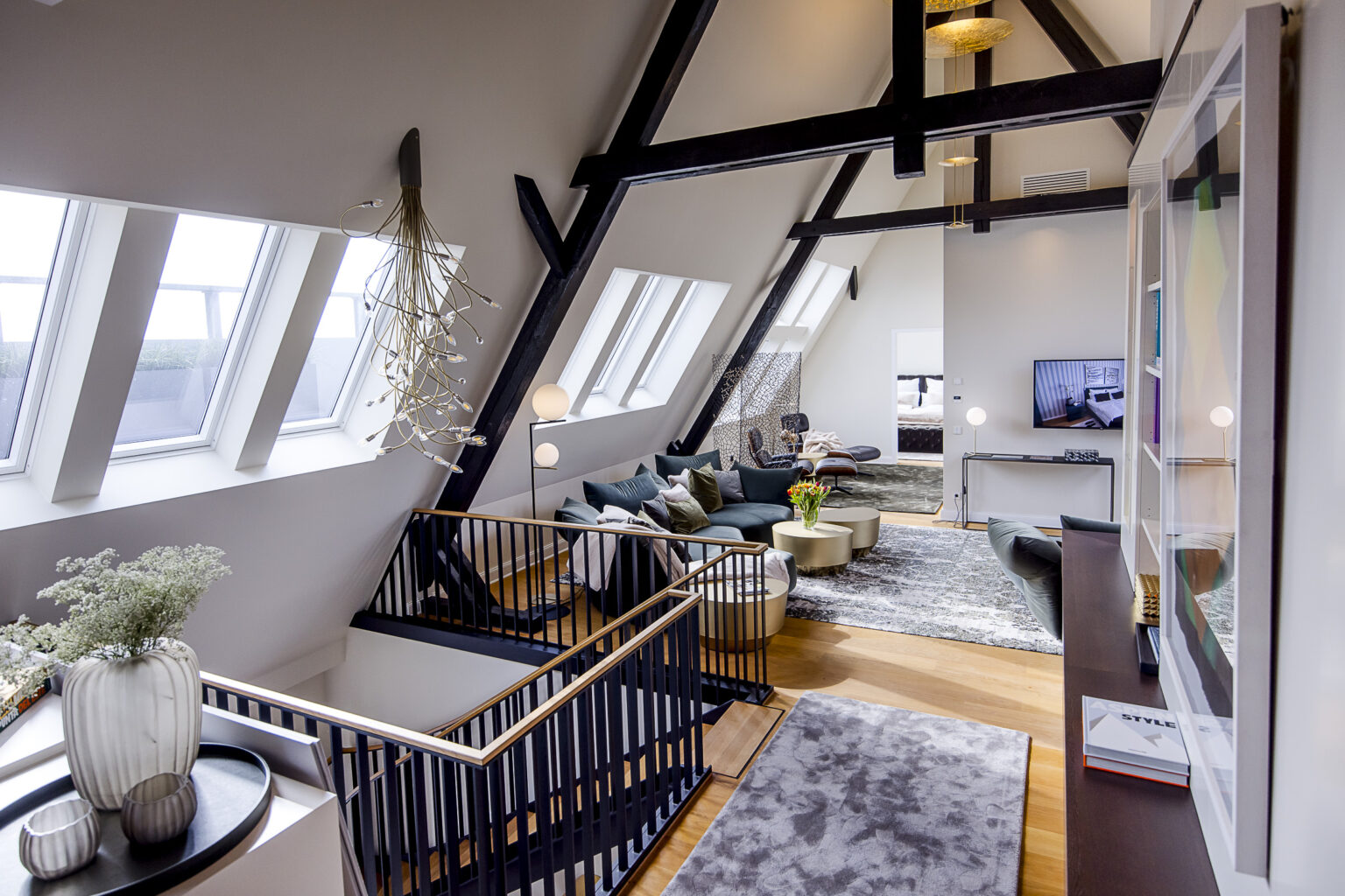 Luxuriös ausgestattetes Wohnzimmer der Rotunden Suite im Luxushotel The Wellem in Düsseldorf