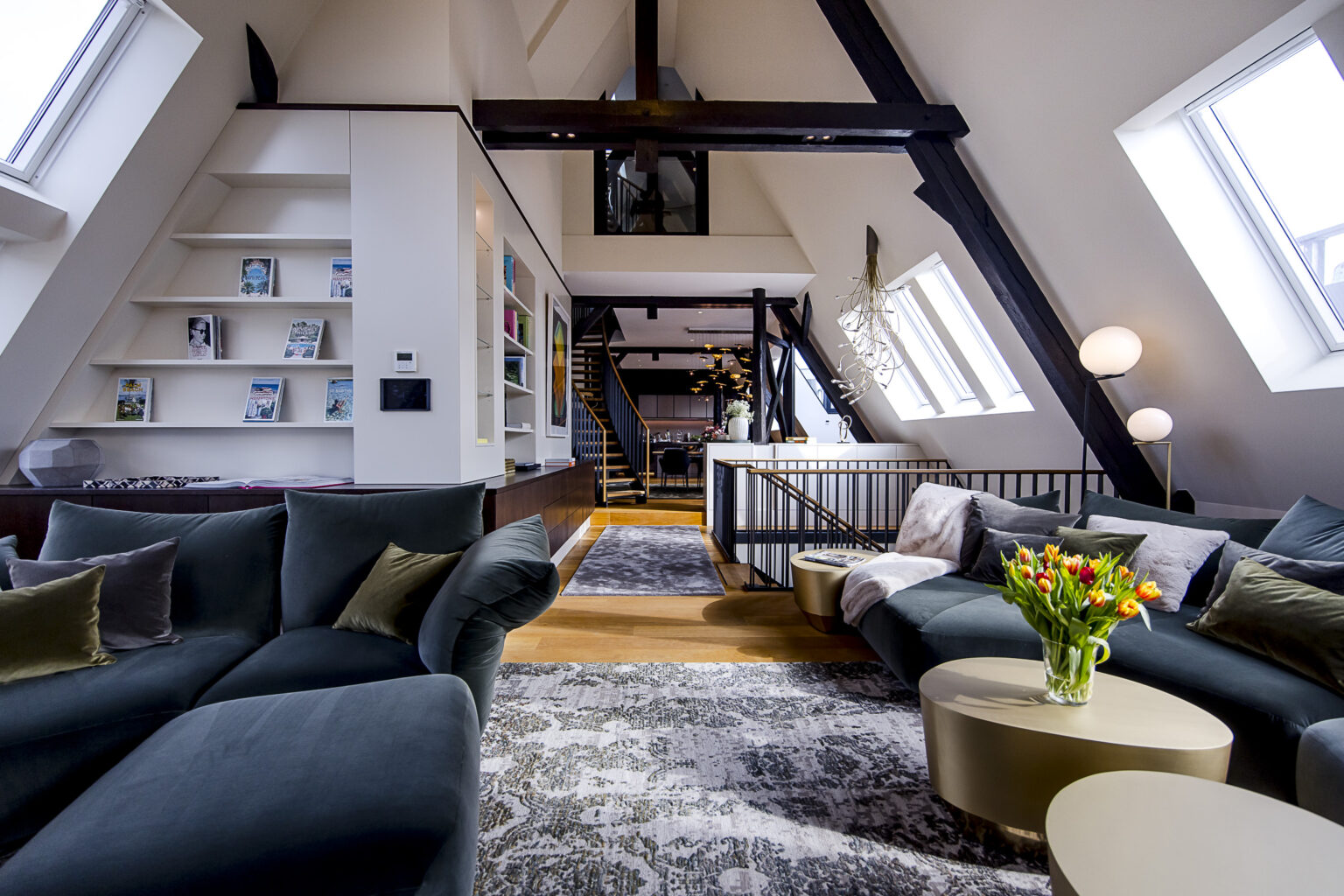 Blick auf Esszimmer und Küche aus dem Wohnzimmer der Rotunden Suite im Luxushotel The Wellem in Düsseldorf