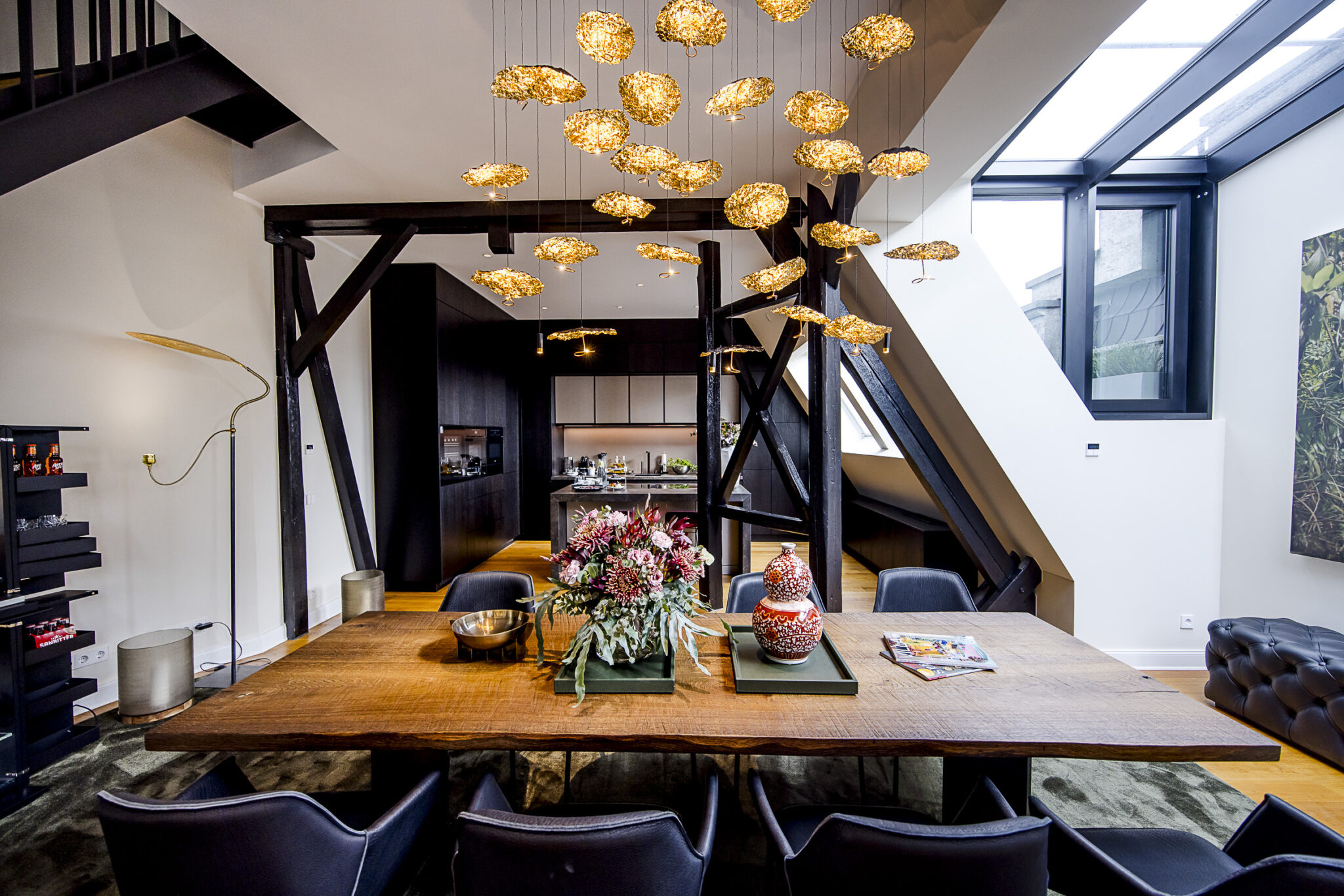 Luxuriöses Esszimmer und Küche der Rotunden Suite im Luxushotel The Wellem in Düsseldorf