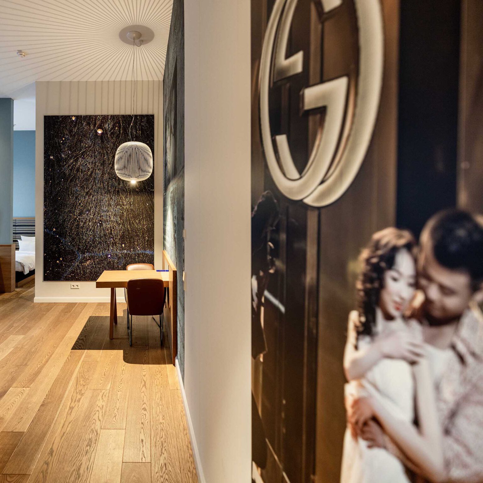 Kunstvoll ausgestattetes Zimmer des Luxushotels The Wellem in Düsseldorf