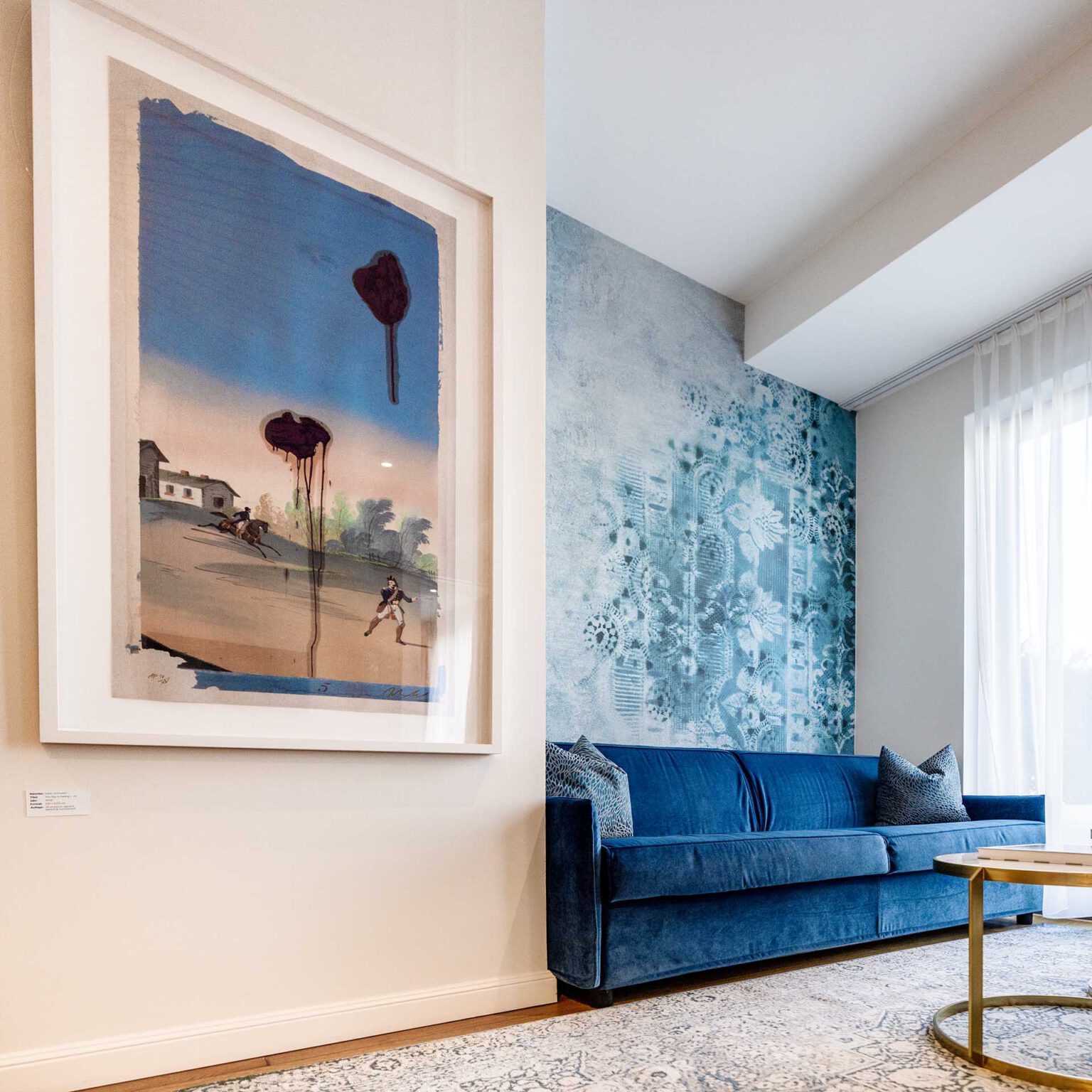 Kunstvoll ausgestattetes Zimmer des Luxushotels The Wellem in Düsseldorf