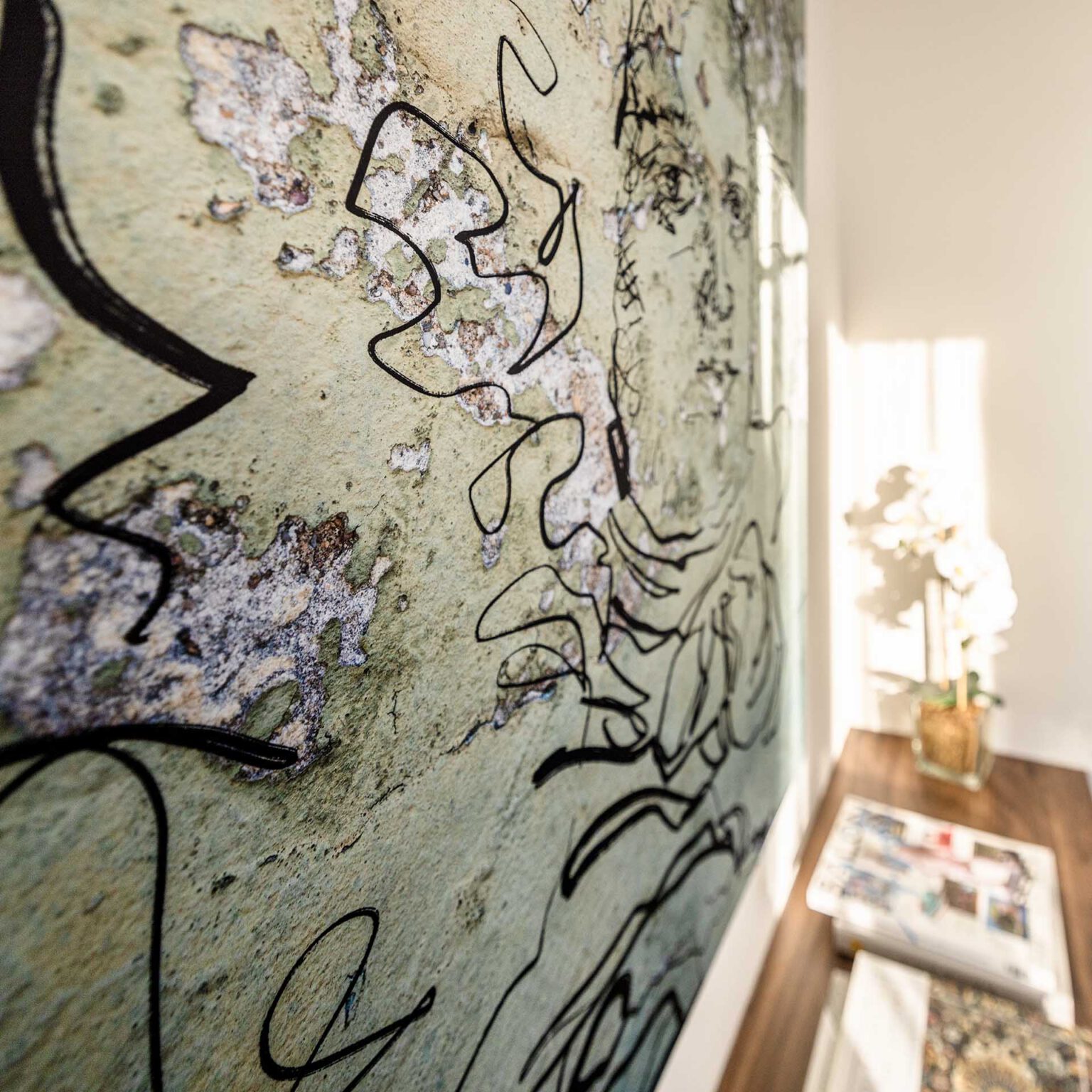 Kunstvoll ausgestattetes Zimmer des Luxushotels The Wellem in Düsseldorf