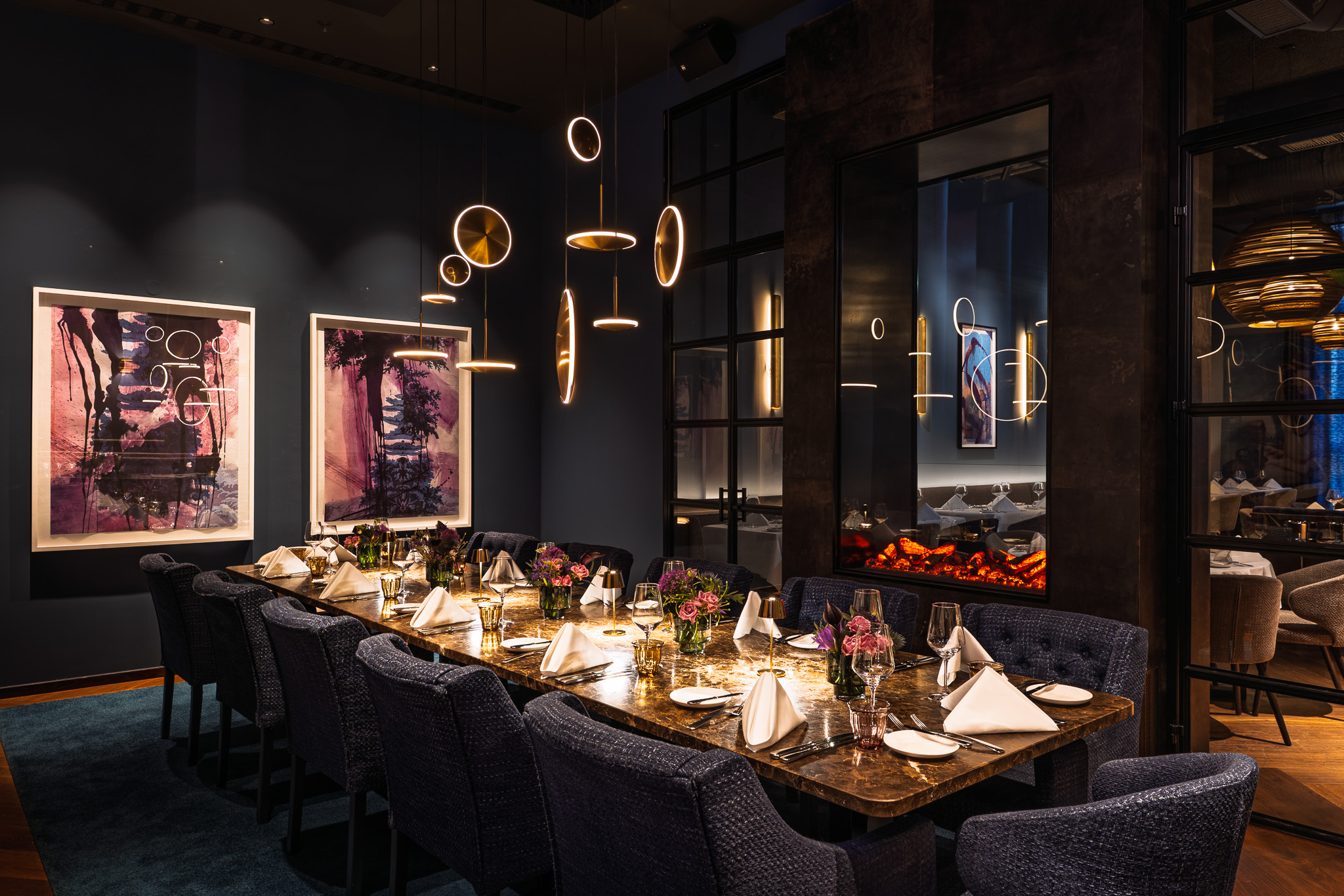 Private-Dining-Bereich im FRANK’S mit gedeckter Tafel, Kunst und warmem Licht